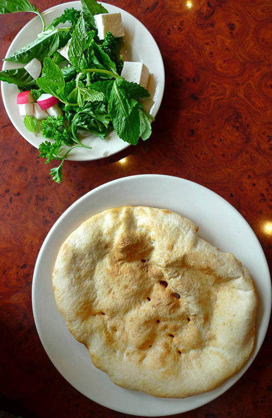 面包,无人,竖图,室内,特写,萝卜,美国,沙拉,食品,薄荷叶,饮食,盘子,摄影,欧芹,罗勒,草本,清新,健康食物,菲塔乳酪,德克萨斯,彩图,波斯文化