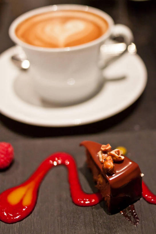 点心,无人,竖图,室内,特写,香港,食品,甜点,甜品,咖啡杯,巧克力蛋糕,饮食,食物,糕点,茶碟,甜食,巧克力,诱惑,摄影,拿铁咖啡,茶杯,彩图,蛋糕