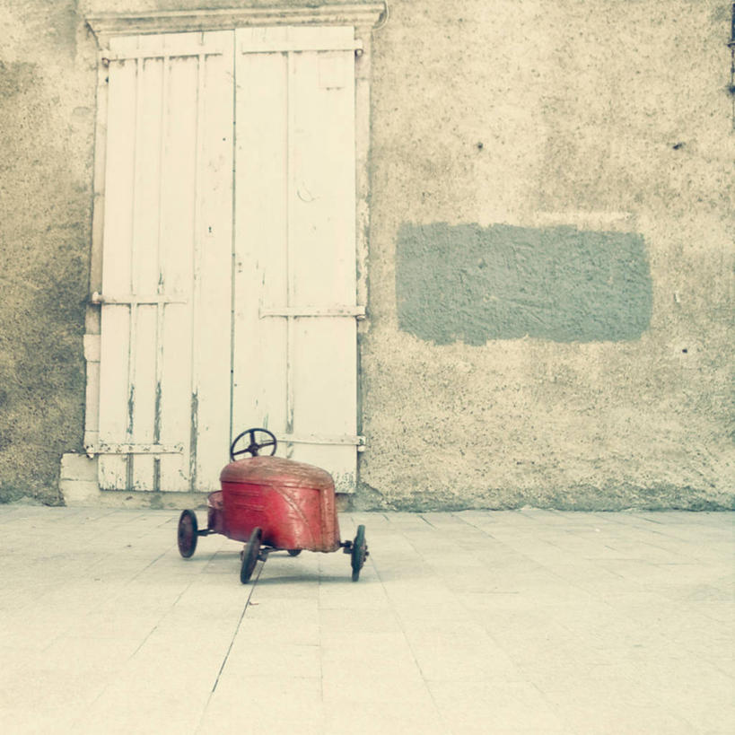 无人,方图,室外,白天,门,法国,关闭,房屋,红色,童年,摄影,停止,封闭,暂停,停滞,玩具车,彩图