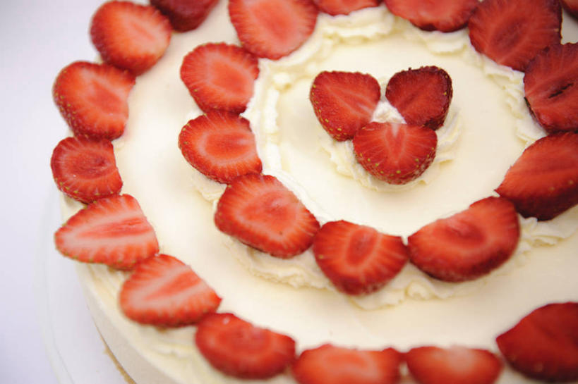 点心,无人,横图,室内,特写,草莓,水果,庆祝,装饰,食品,甜点,甜品,饮食,食物,糕点,甜食,奶油,摄影,清新,横截面,彩图,结婚蛋糕