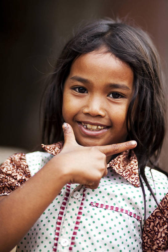 儿童,脸,头,脸颊,一个人,笑,微笑,露齿笑,竖图,室外,特写,白天,正面,快乐,幸福,纯洁,柬埔寨,仅一个女性,仅一个人,休闲装,肩膀,小孩,手势,仅一个小孩,可爱,童年,童趣,摄影,肖像,童真,烂漫,无邪,暹粒省,天真,女孩,女人,女性,亚洲人,孩子,头部,脸部,脸蛋,面部,彩图,女生,打手势