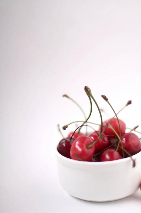 无人,竖图,特写,留白,白色背景,樱桃,水果,印度,丰富,茎,饮食,红色,碗,摄影,清新,健康食物,马哈拉施特拉邦,彩图,影棚拍摄