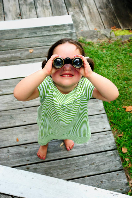 西方人,儿童,一个人,站,举,竖图,俯视,室外,特写,白天,纯洁,欧洲,美国,欧洲人,仅一个女性,仅一个人,木制,拿着,注视,休闲装,草,小孩,观察,看,托,向上看,仅一个小孩,可爱,童年,童趣,摄影,观看,察看,关注,童真,烂漫,无邪,纽约州,双筒望远镜,天真,女孩,女人,女性,白种人,孩子,举起,举手,举着,向上举,向上伸,向上托,彩图,高角度拍摄,乔治湖,女生,好奇心