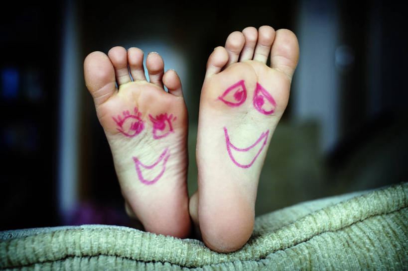 儿童,腿,一个人,横图,室内,特写,白天,幸福,纯洁,床,卧室,新西兰,床单,赤脚,可爱,童年,童趣,摄影,部分,笑脸,脚掌,童真,烂漫,无邪,恶作剧,四肢,天真,彩图,拟人