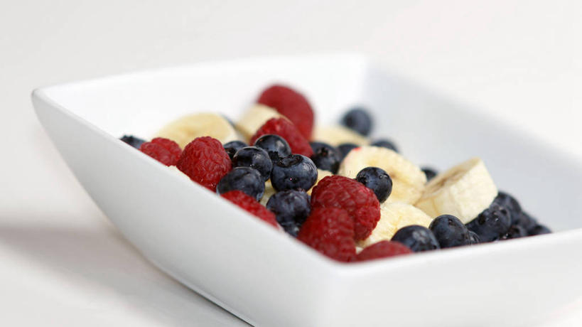 点心,面包,无人,横图,白色背景,蓝莓,香蕉,水果,美国,切开,生食,食品,面点,甜点,甜品,吐司,饮食,食物,糕点,碗,甜食,覆盆子,切,摄影,法式面包,亚利桑那,清新,柔焦,剖面,吐司面包,切面,健康食物,吉尔伯特,彩图,影棚拍摄,多士,听型面包