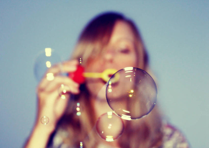 西方人,成年人,脸,头,脸颊,一个人,横图,特写,欧洲,欧洲人,仅一个年轻女性,仅一个女性,仅一个人,蓝色背景,吹泡泡,吹气,肩膀,泡泡,摄影,脆弱,纯净,年轻女性,女人,女性,白种人,年轻人,头部,脸部,脸蛋,面部,彩图,影棚拍摄