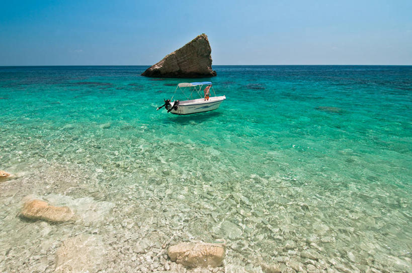 一个人,横图,室外,白天,希腊,朦胧,模糊,水平线,风景,摄影,宁静,海景,摩托艇,万里无云,岩石,彩图,爱奥尼亚海