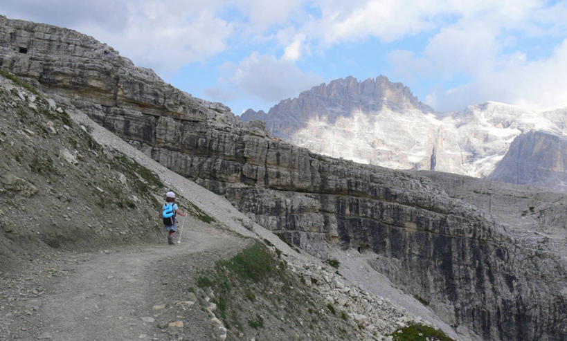 儿童,一个人,横图,室外,白天,旅游,度假,探险,纯洁,山,山脉,意大利,欧洲,仅一个女性,仅一个人,地形,云,娱乐,小孩,背面,天空,自然,仅一个小孩,享受,休闲,放松,可爱,童年,童趣,摄影,南欧,童真,烂漫,无邪,背包客,意大利共和国,登山杖,自然保护区,特伦蒂诺.上阿迪杰大区,多洛米蒂山脉,象牙海岸,冒险,天真,女孩,女人,女性,孩子,步行,彩图,旅行,女生,独处,塞斯托