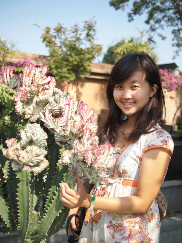 成年人,一个人,站,微笑,竖图,室外,白天,正面,幸福,信心,仙人掌,日光,仅一个年轻女性,仅一个女性,仅一个人,休闲装,厦门,树,天空,自然,摄影,关爱,肖像,福建省,年轻女性,女人,女性,年轻人,休闲活动,半身,彩图