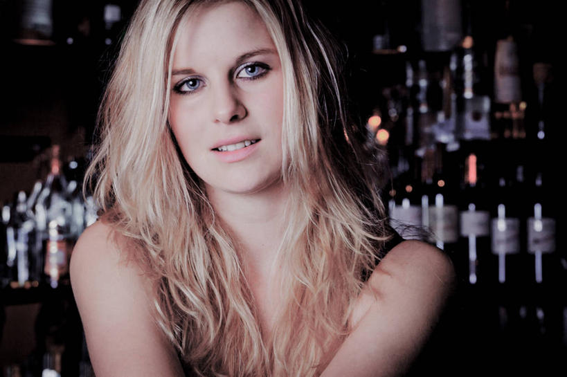 成年人,脸,头,脸颊,头发,一个人,酒吧,横图,室内,正面,信心,吧台,德国,仅一个年轻女性,仅一个女性,仅一个人,休闲装,慕尼黑,肩膀,调酒师,瓶子,金色,服务,摄影,肖像,巴伐利亚,年轻女性,女人,女性,年轻人,头部,脸部,脸蛋,面部,彩图,美人