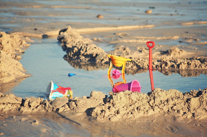 无人,横图,室外,白天,度假,水,玩具,法国,湿,反射,铲子,沙子,桶,容器,童年,摄影,储藏,布列塔尼,储存,海滩,彩图,手铲,贮存