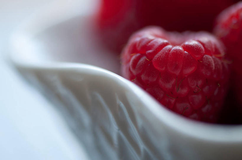 无人,横图,室内,特写,白天,浆果,水果,英国,饮食,白色,碗,覆盆子,摄影,清新,健康食物,彩图