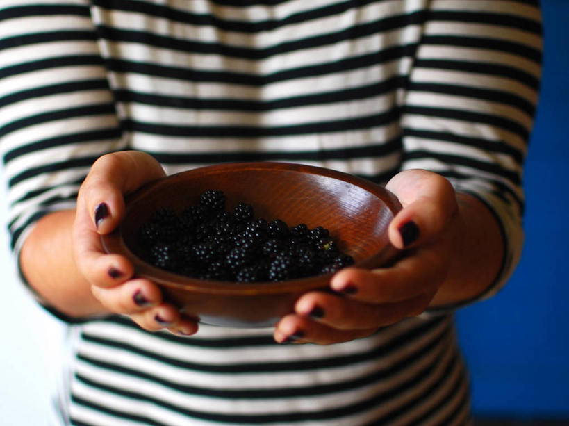 成年人,手,一个人,站,横图,室内,特写,水果,美国,仅一个女性,条纹,木制,指甲油,拿着,休闲装,饮食,碗,诱惑,摄影,北美,北美洲,清新,美洲,健康食物,佛蒙特州,佛蒙特,绿岭之州,北亚美利加洲,亚美利加洲,黑刺莓,彩图,美利坚合众国