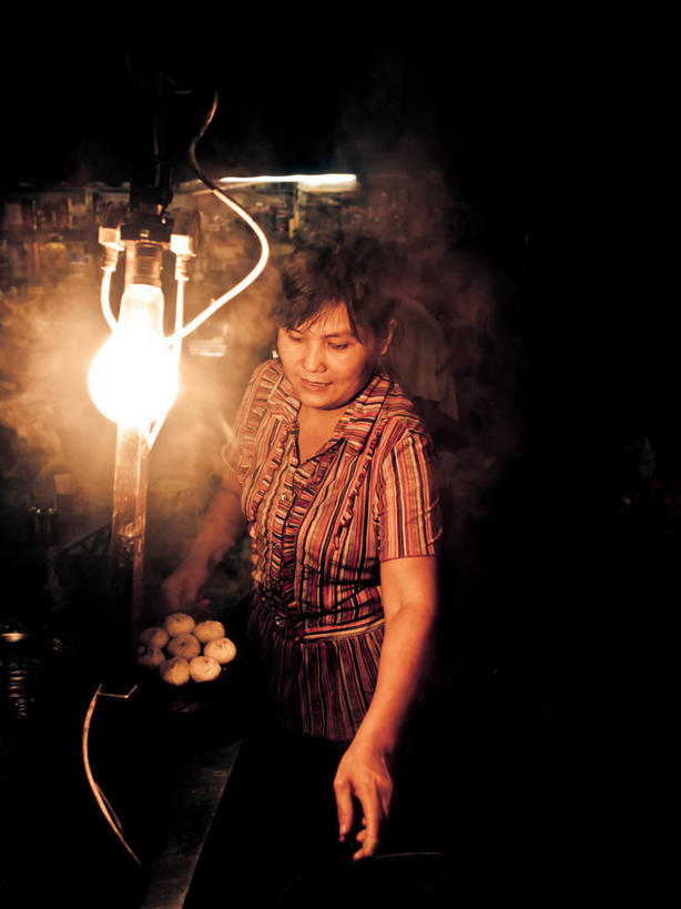 成年人,中年人,老年人,一个人,竖图,室外,夜晚,仅一个女性,仅一个人,吊挂,悬挂,准备,饺子,挂,拿着,休闲装,盘子,仅一个中年女性,摄影,广西,电,照亮,电灯泡,照明设备,中国文化,蒸菜,南宁,女人,女性,中年女性,中国人,烹调,半身,彩图