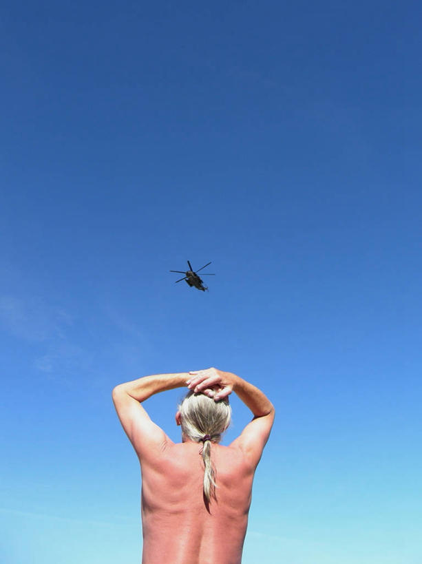 成年人,老年人,头发,一个人,竖图,室外,白天,仰视,度假,法国,仅一个男性,仅一个人,抱头,半空,飞,裸露,白色,向上看,仅一个老年男性,思考,运输,摄影,直升机,双手抱头,马尾辫,裸,捧首,捧头,埃罗,老年男性,男人,男性,半身,彩图,低角度拍摄