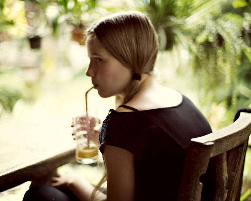 西方人,儿童,头发,一个人,坐,横图,室外,纯洁,椅子,欧洲,泰国,欧洲人,仅一个女性,仅一个人,喝,休闲装,饮食,小孩,吸管,仅一个小孩,金色,可爱,童年,童趣,摄影,麻花辫,童真,烂漫,无邪,清迈省,无忧无虑,果露,天真,女孩,女人,女性,白种人,孩子,彩图,咖啡馆,女生