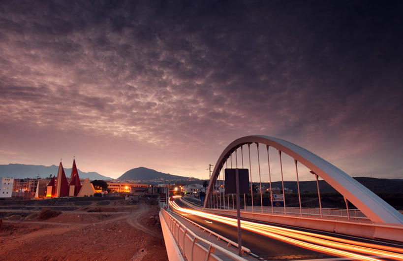 无人,教堂,栏杆,横图,室外,长时间曝光,山,多云,建筑,西班牙,云,小路,斜拉桥,桥,尖顶,联系,方向,天空,黄昏,运输,摄影,迅速,照亮,大西洋群岛,彩图