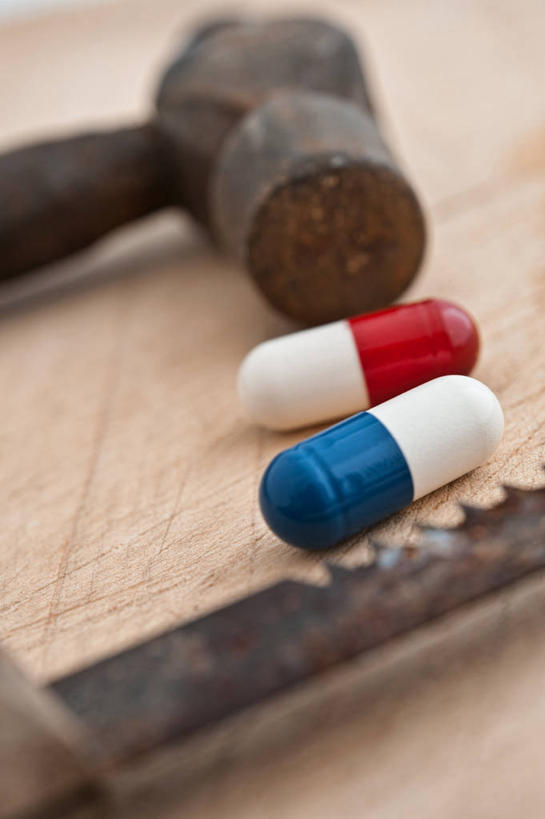 无人,竖图,室内,特写,东京,日本,锤子,药丸,首都,依靠,红色,蓝色,白色,四个,摄影,痛苦,手工具,想法,彩图