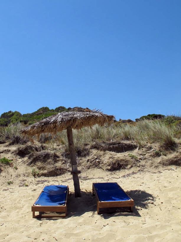 无人,竖图,室外,白天,度假,希腊,沙子,岛,沙丘,草,自然,摄影,万里无云,斯基亚索斯岛,海滩,休闲椅,彩图