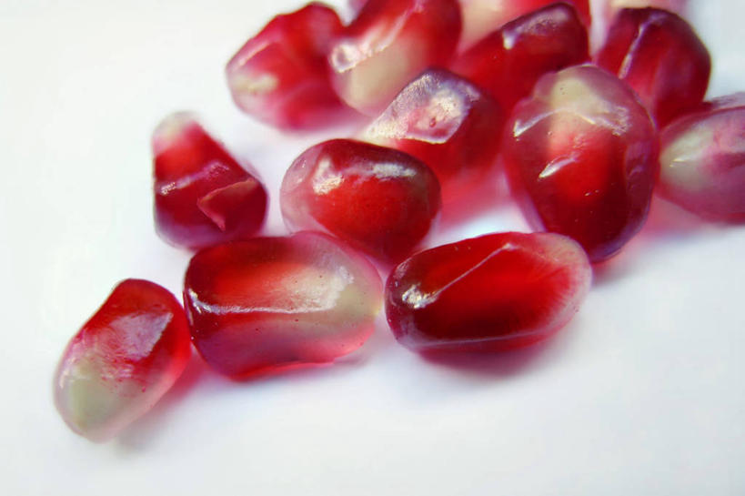 无人,横图,特写,白色背景,石榴,水果,种子,首都,饮食,红色,摄影,简单,清新,塞尔维亚,彩图,影棚拍摄