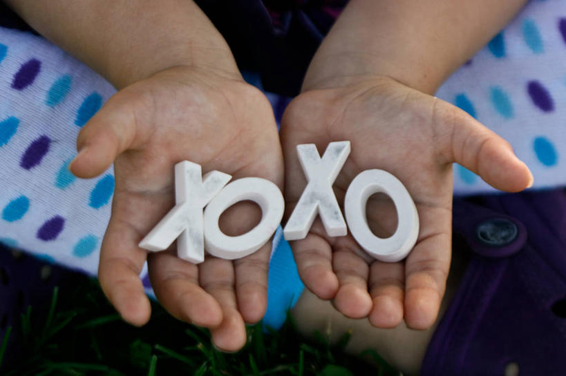 儿童,手,一个人,坐,横图,室外,特写,白天,纯洁,美国,仅一个女性,仅一个人,圆点,字母,拿着,小孩,白色,仅一个小孩,可爱,童年,童趣,摄影,部分,出示,童真,烂漫,无邪,伊利诺斯州,芝加哥市,想法,天真,女孩,女人,女性,孩子,捧着,彩图,井字游戏,女生