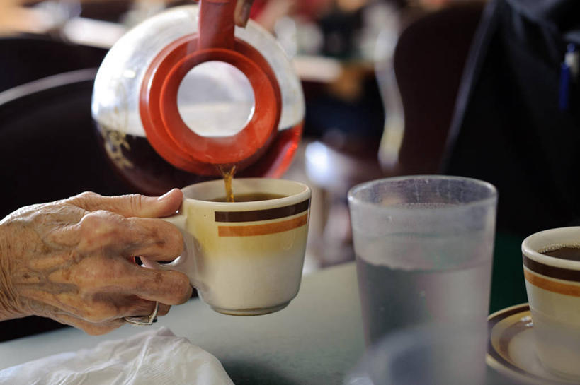 手,一个人,横图,室内,白天,美国,倒,杯,拿着,饮食,茶壶,冷饮,摄影,部分,清新,伊利诺斯州,玻璃杯,茶杯,彩图,咖啡馆
