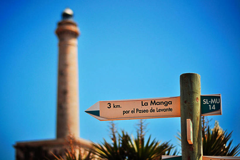 无人,横图,室外,特写,白天,通讯,道路,指示牌,西班牙,信息,标志,路标,数字,文字,灯塔,交通,方向,标识,路牌,箭头,摄影,引导,指导,指引,英文字母,保护,指向,交通标志,万里无云,簇,航标,彩图,导航,莫夕亚,曼加