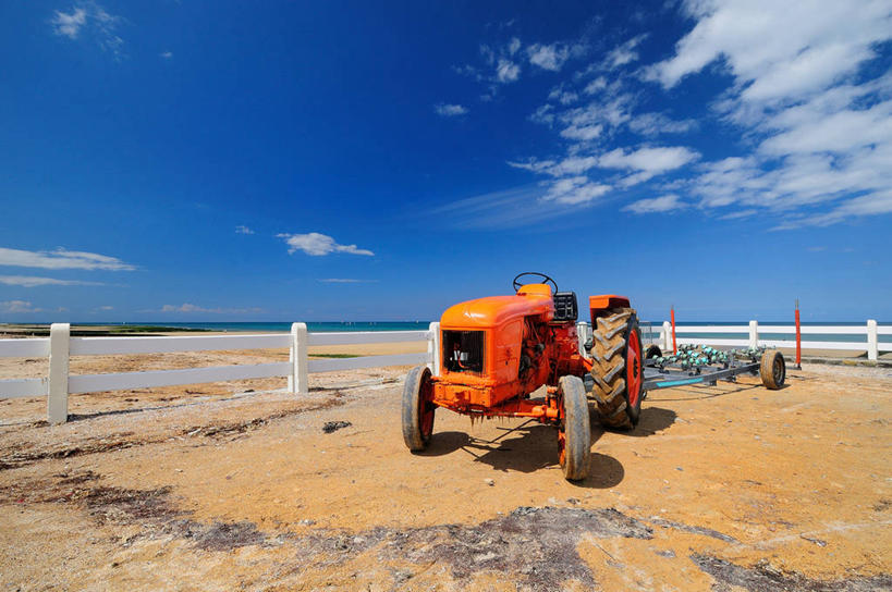 无人,横图,室外,白天,法国,篱笆,云,蓝色,天空,运输,摄影,停止,拖拉机,暂停,停滞,彩图