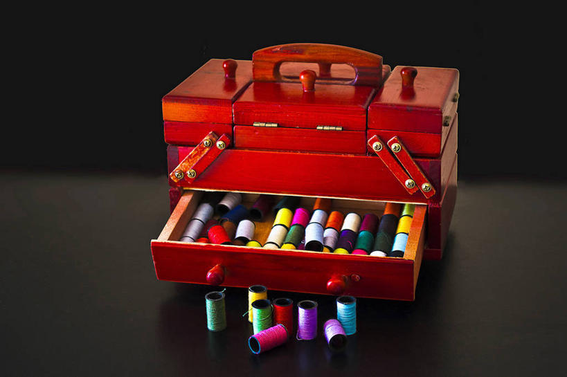 无人,横图,意大利,黑色背景,线,盒子,红色,容器,箱子,工具箱,摄影,多样,储藏,组织,创造力,锡耶纳,储存,选择,线轴,美术工艺,彩图,影棚拍摄,贮存