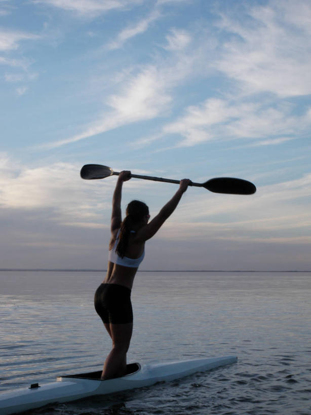 皮划艇,西方人,儿童,少年,一个人,举,竖图,室外,运动服,自由,纯洁,运动,海洋,欧洲,加拿大,欧洲人,仅一个男性,仅一个年轻女性,仅一个女性,仅一个人,水平线,云,仅一个年轻男性,小孩,背面,天空,自然,黄昏,托,可爱,平衡,童年,童趣,运输,摄影,桨,田径运动员,踏板,童真,烂漫,无邪,冒险,天真,男人,男性,年轻男性,年轻女性,女人,女性,白种人,孩子,举起,举手,举着,向上举,向上伸,向上托,彩图,皮船