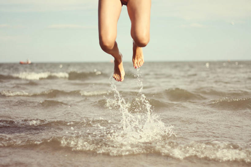 成年人,一个人,跳,横图,室外,白天,度假,海洋,意大利,仅一个女性,湿,水平线,半空,天空,波浪,赤脚,活力,乐趣,摄影,享乐,四肢,费拉拉,休闲活动,彩图