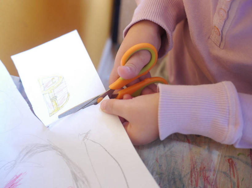 手,一个人,横图,室内,特写,德国,准备,剪刀,纸,拿着,童年,摄影,部分,创造力,专心,准确,知识,切断,巴伐利亚,技能,美术工艺,彩图