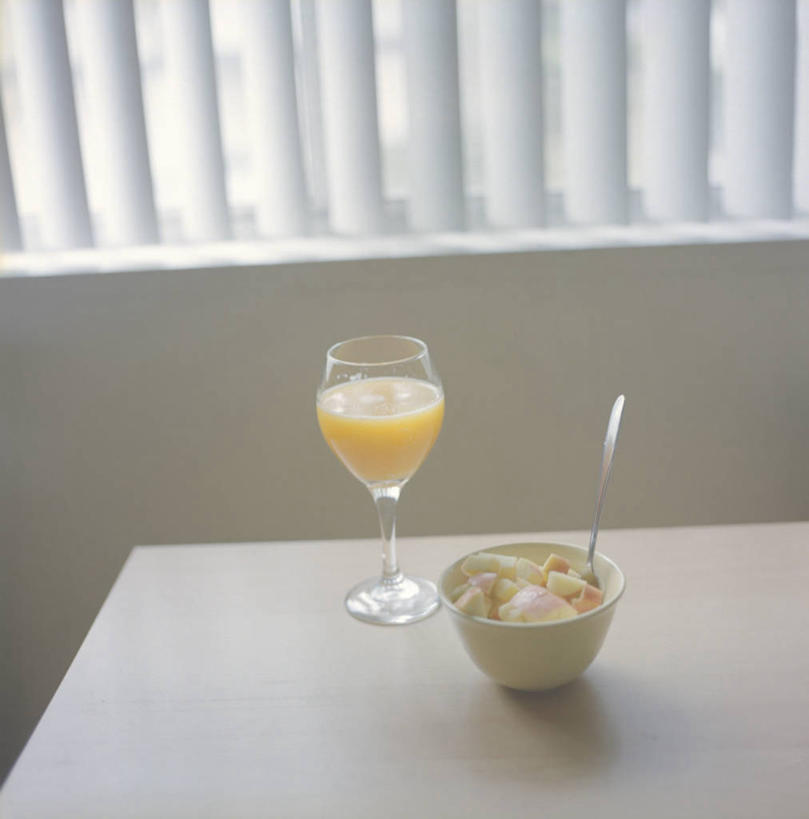 无人,竖图,室内,白天,桌子,苹果,美国,饮品,饮食,饮料,汤匙,碗,苹果汁,摄影,可口,清新,桔子汁,健康食物,适口,玻璃杯,彩图