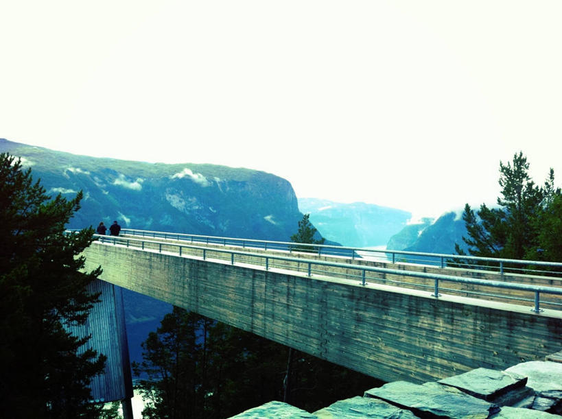 两个人,横图,室外,白天,山,山脉,建筑,挪威,欧洲,桥,联系,树,摄影,宁静,斯堪的纳维亚,北欧,斯堪的那维亚,斯堪的那维亚半岛,斯堪的纳维亚半岛,挪威王国,松恩.菲尤拉讷,松恩.菲尤拉讷郡,彩图,横越