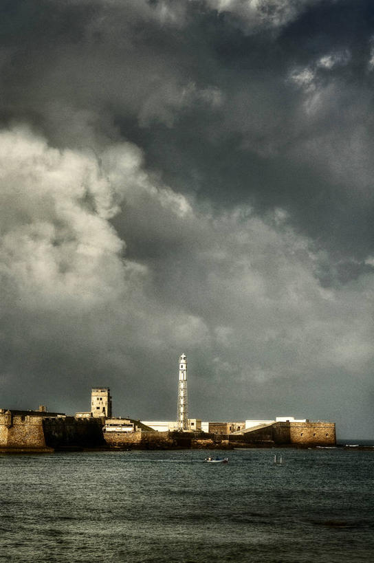 无人,竖图,室外,白天,海洋,多云,道路,西班牙,信息,乌云,云,灯塔,交通,天气,方向,摄影,引导,指引,保护,加的斯,航标,彩图,导航