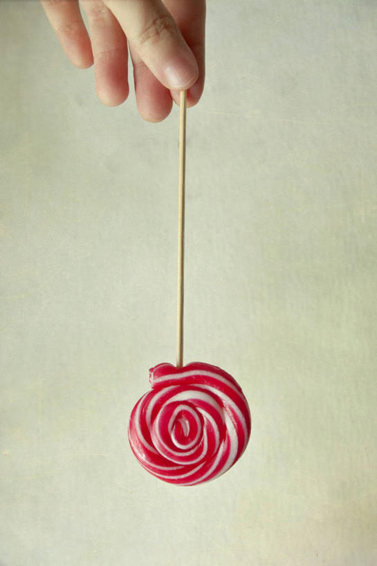 一个人,竖图,室内,保加利亚,棒棒糖,拿着,饮食,红色,白色,手指,诱惑,摄影,部分,彩图