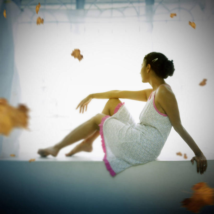 成年人,一个人,坐,方图,室内,侧面,窗户,叶子,印度,仅一个年轻女性,仅一个女性,仅一个人,休闲装,思考,放松,摄影,落下,泰米尔纳德邦,金奈,年轻女性,女人,女性,年轻人,休闲活动,彩图,晕影