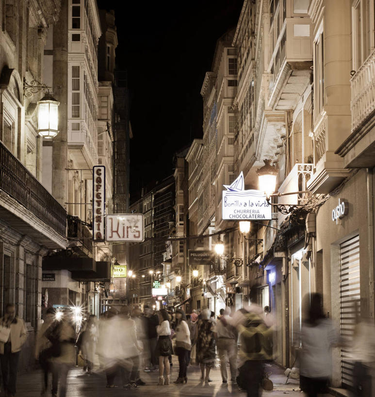 竖图,室外,夜晚,运动模糊,夜生活,城市,道路,街道,路,公路,西班牙,交通,许多人,一群人,摄影,照亮,马路,步行,彩图