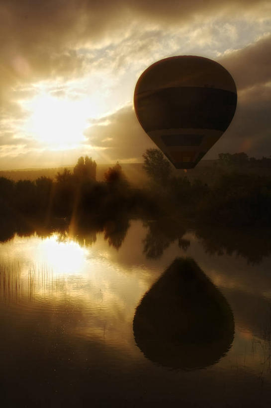 无人,竖图,室外,日落,水,西班牙,反射,云,半空,树,天空,自然,热气球,运输,摄影,宁静,冒险,彩图