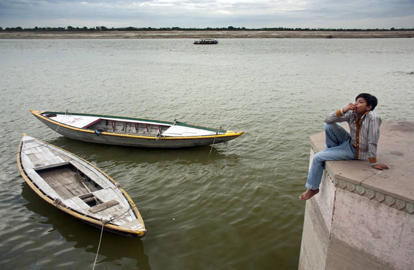成年人,一个人,坐,横图,室外,白天,寂寞,河流,船,印度,仅一个男性,仅一个人,云,围墙,休闲装,仅一个年轻男性,思考,赤脚,运输,摄影,北方邦,瓦拉纳西,男人,男性,年轻男性,年轻人,彩图,独处,白日梦