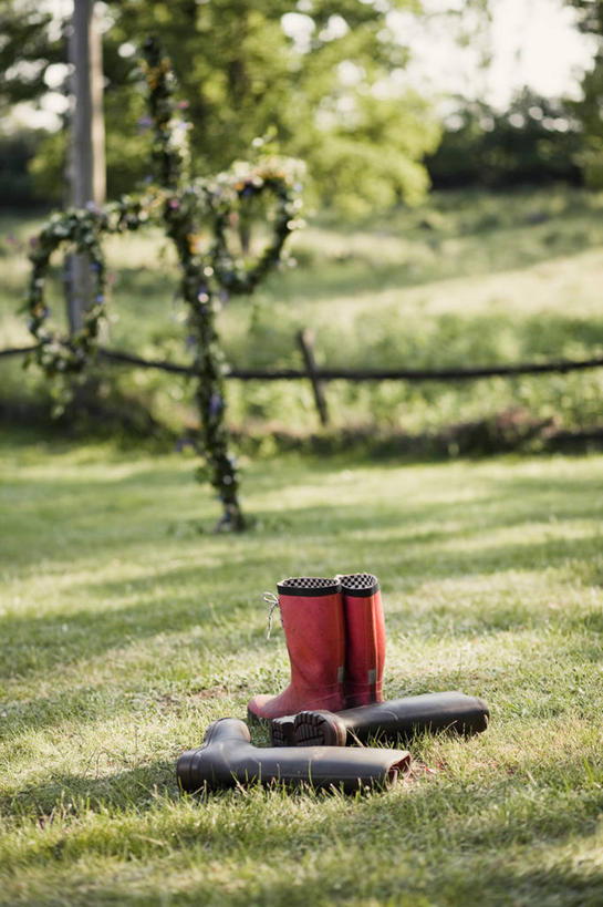 无人,竖图,室外,白天,草坪,瑞典,雨鞋,靴子,草,红色,黑色,摄影,宁静,彩图