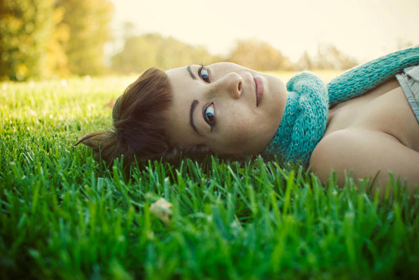 成年人,脸,头,脸颊,一个人,躺,横图,室外,特写,白天,美国,仅一个年轻女性,仅一个女性,仅一个人,休闲装,肩膀,草,树,绿色,围巾,放松,个性,摄影,生长,肖像,无忧无虑,年轻女性,女人,女性,年轻人,头部,脸部,脸蛋,面部,仰卧,彩图,美人