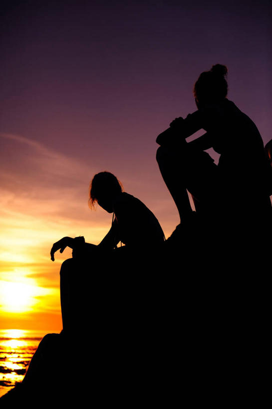 成年人,一个人,两个人,坐,竖图,室外,日落,太阳,日光,印度尼西亚,仅一个年轻女性,仅一个女性,仅一个人,云,天空,自然,看,放松,摄影,剪影,龙目岛,年轻女性,女人,女性,年轻人,海滩,彩图