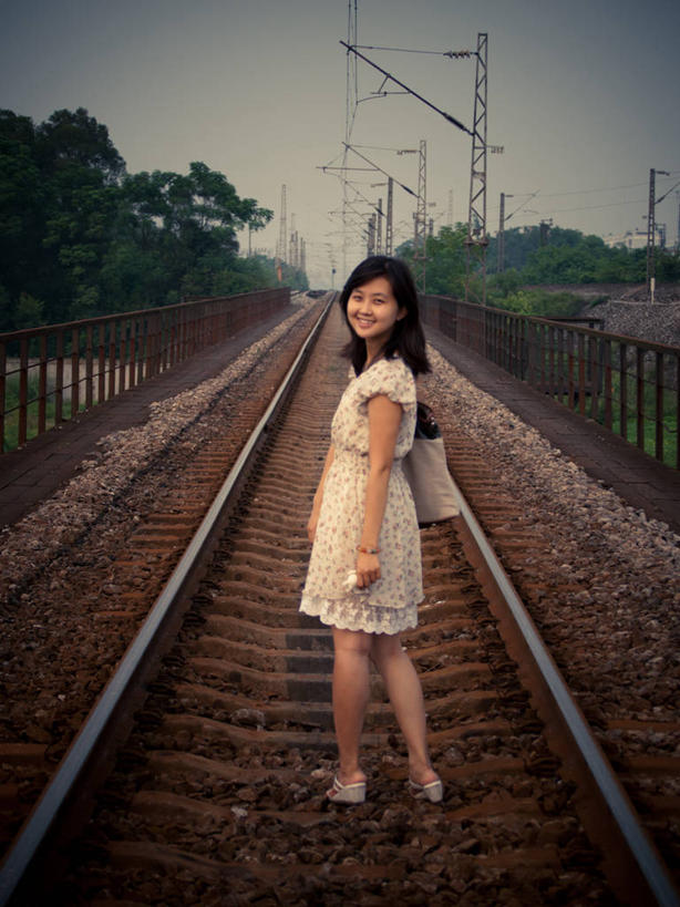 成年人,一个人,站,微笑,竖图,室外,白天,幸福,路,铁路,仅一个年轻女性,仅一个女性,仅一个人,轨道,交通,铁轨,扭头,注视,树,天空,观察,看,转头,运输,摄影,观看,广西,察看,关注,肖像,南宁,年轻女性,女人,女性,年轻人,彩图