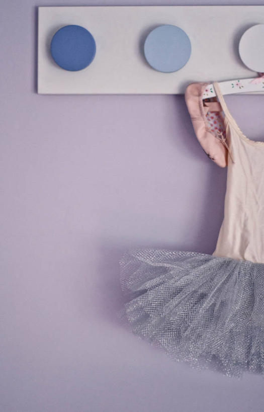 无人,竖图,室内,裙子,衣架,西班牙,吊挂,悬挂,紫色背景,挂,粉色,短裙,摄影,简单,芭蕾舞裙,芭蕾裙,莱昂省,彩图