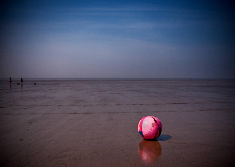 横图,室外,度假,游戏,美景,玩具,英国,湿,反射,沙子,塑料,景观,玩,娱乐,一个,天空,自然,黄昏,气球,塑料制品,休闲,充气玩具,橡胶,景色,益智,摄影,单个,活动,宁静,发泄,消遣,智力,自然风光,橡胶制品,宣泄,海滩,玩耍,嬉戏,彩图