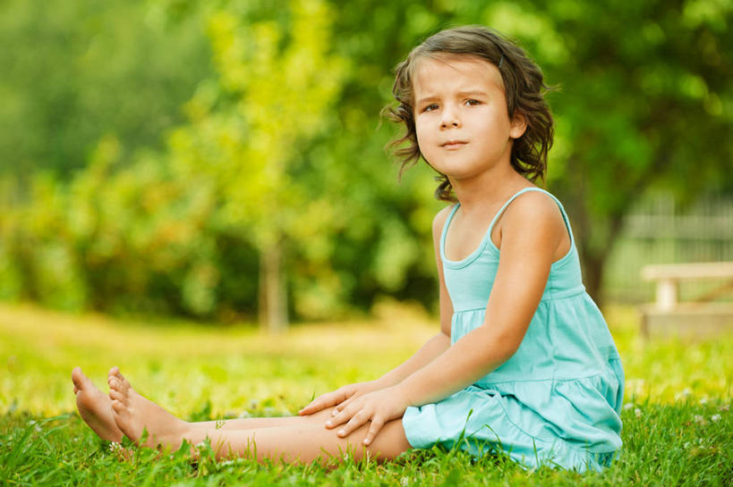 西方人,儿童,一个人,公园,坐,横图,室外,白天,侧面,纯洁,欧洲,俄罗斯,欧洲人,仅一个女性,仅一个人,草,小孩,蓝色,夏天,仅一个小孩,个性,可爱,童年,童趣,摄影,肖像,童真,烂漫,无邪,天真,女孩,女人,女性,白种人,孩子,彩图,女生