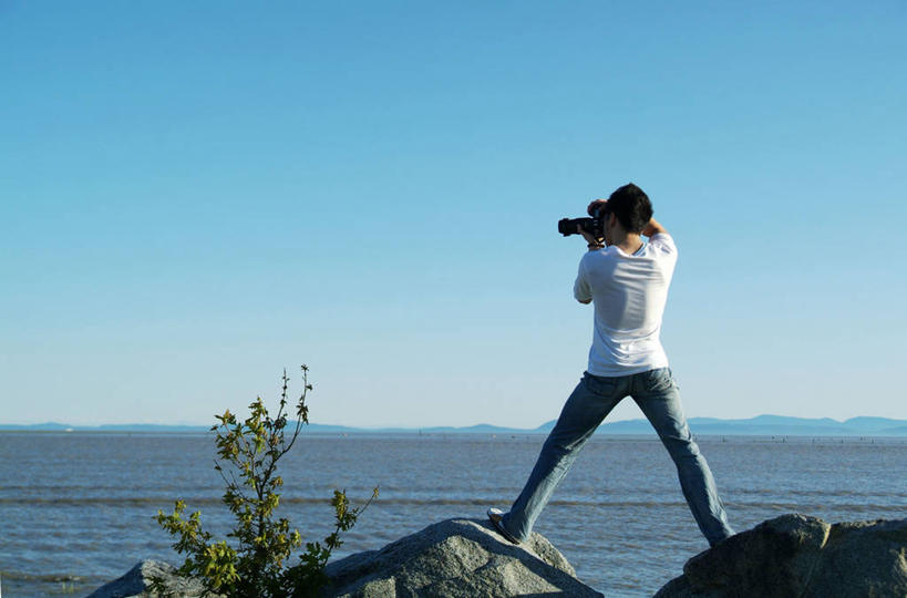 成年人,一个人,摄影师,站,横图,室外,白天,海洋,相机,加拿大,仅一个男性,拿着,注视,休闲装,拍照,背面,自然,观察,看,平衡,摄影,观看,张开双腿,察看,关注,万里无云,里士满,大不列颠哥伦比亚,展开双腿,岩石,彩图,伸展双腿