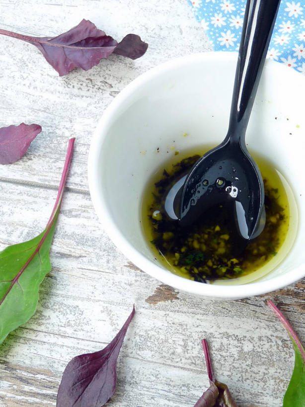 无人,竖图,俯视,室内,特写,白天,叶子,法国,意大利食品,罗勒酱,饮食,黑色,汤匙,碗,摄影,清新,改变,法国文化,健康食物,瓦兹河谷省,彩图,高角度拍摄