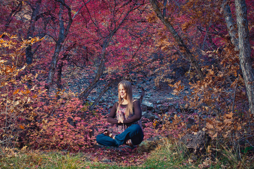 成年人,中年人,头发,一个人,微笑,横图,室外,白天,正面,幸福,美国,仅一个女性,仅一个人,漂浮,艺术,休闲装,草,树,自然,祈祷,仅一个中年女性,金色,放松,摄影,文学,改变,犹他,女人,女性,中年女性,秋天,盘着腿坐,彩图,超现实主义,流派,艺术流派